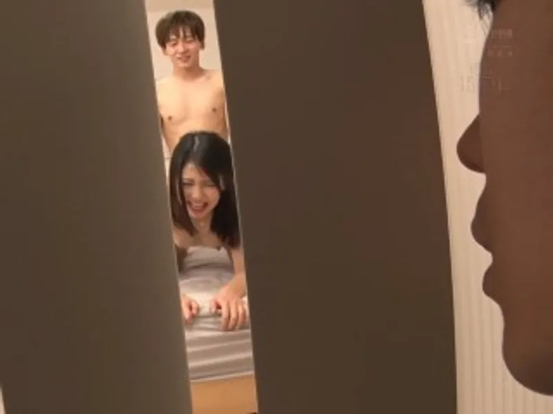 Thanh niên đang vụng trộm với chị cạnh bên nhà thì anh ông chồng về...