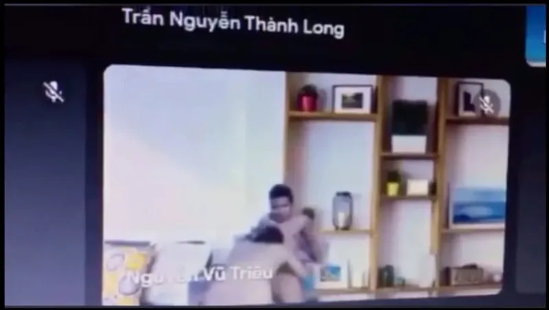 Học online quên không tắt camera lộ cảnh ghệ đang liếm mút