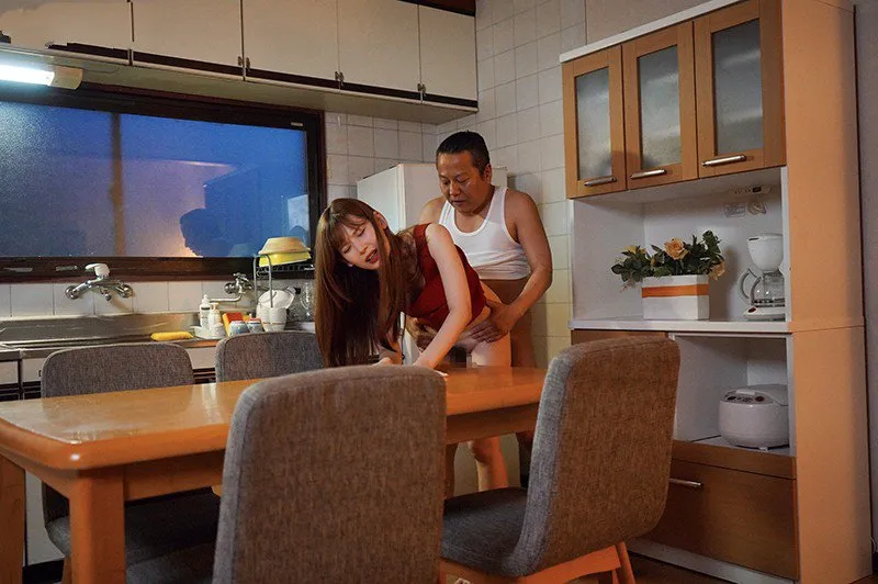 Cô gái nhỏ bị ông chồng mới của mẹ nện mỗi ngày, cho dù đã có người yêu