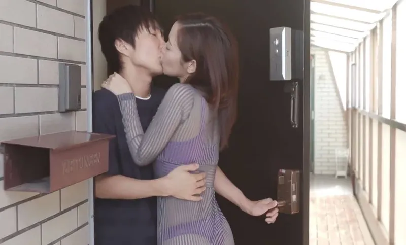 Người phụ nữ nhà bên với chiếc quần lót lọt khe và cậu nhóc nhà sát bên may mắn