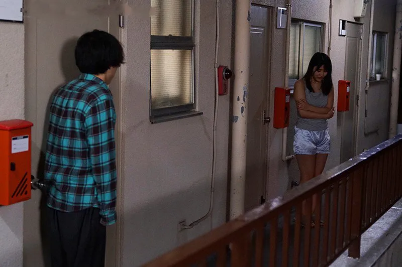 Bí mật vụng trộm với cô nàng nhà bên cãi nhau bị gã chồng đuổi ra cửa