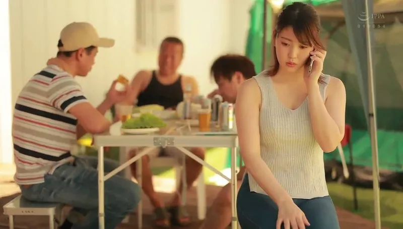 Người chồng khờ để vợ tham gia sự kiện cắm trại với mấy gã gần nhà và cái kết