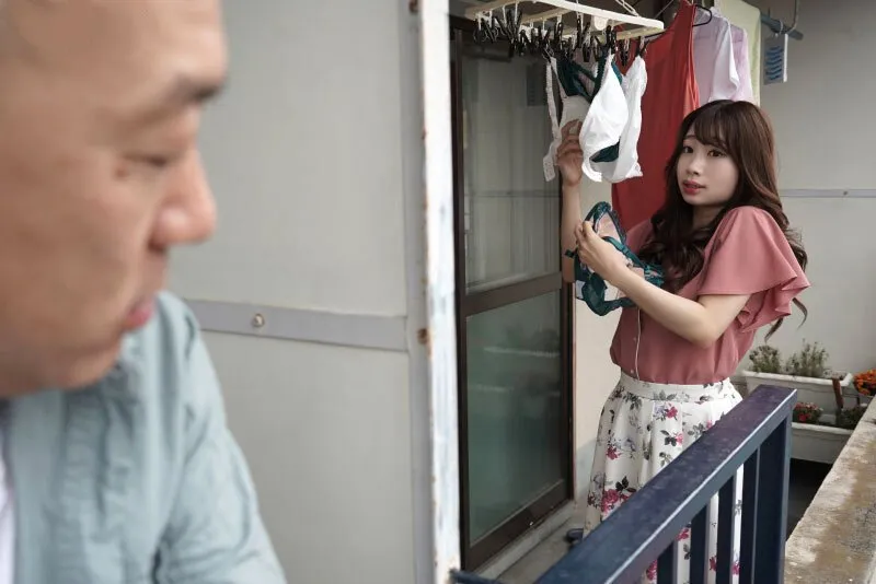 Gã nhà sát bên chuyên soi mói và cặp vợ người chồng thường xuyên rên la quá to