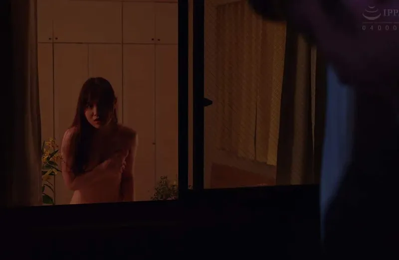 Người phụ nữ hàng xóm anh xã ông xã nhà đối diện thường xuyên thay đồ ở ngay cửa sổ