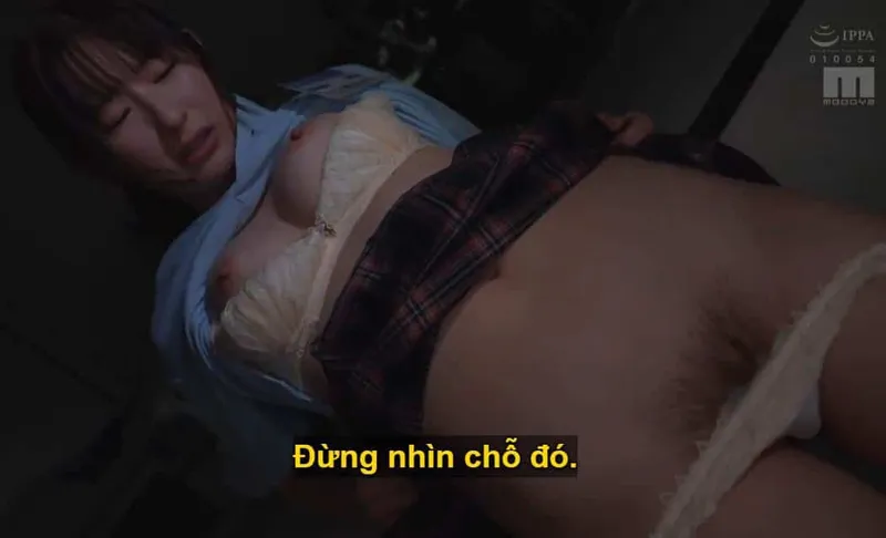 Ông sếp lập mưu "đè" cô nhân viên dưới quyền kiêu kỳ lười nhác, suốt ngày bận rộn chat chit cùng người yêu.