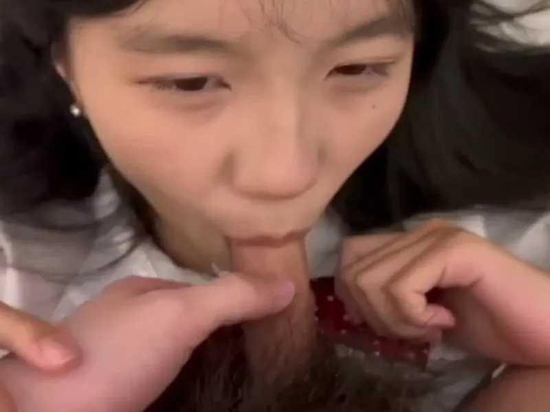 Em loli dễ thương liếm cây hàng biến em thành con đào dâm dục p2